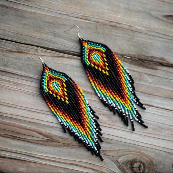 Indigenous hand beaded earrings - Picture 4 of 4